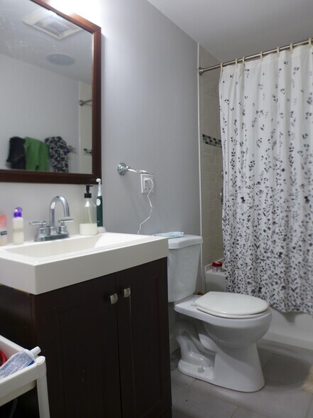 Building Photo - 726 Parker St