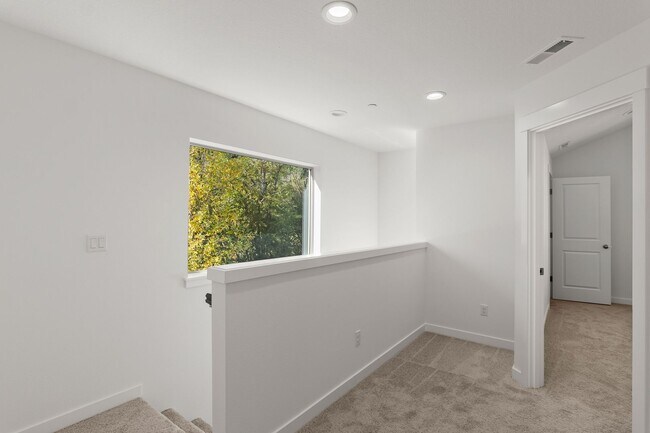 Building Photo - Pleasant Valley Villages 3 Bedroom Townhome with Community Center