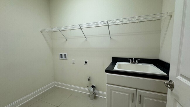 Building Photo - Beautiful 4B/3B with Bonus Office Space Fo...