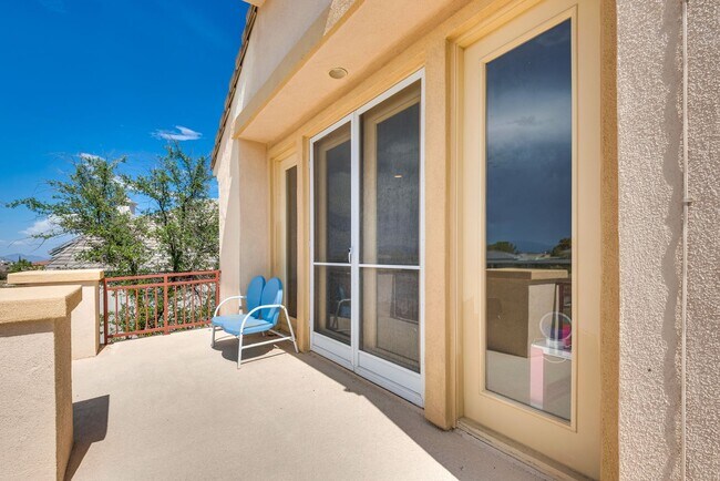 Building Photo - Luxurious, Entertainers Dream 4 Bedroom Home
