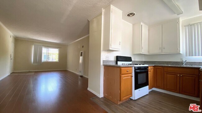 Building Photo - 443 S Wilton Pl