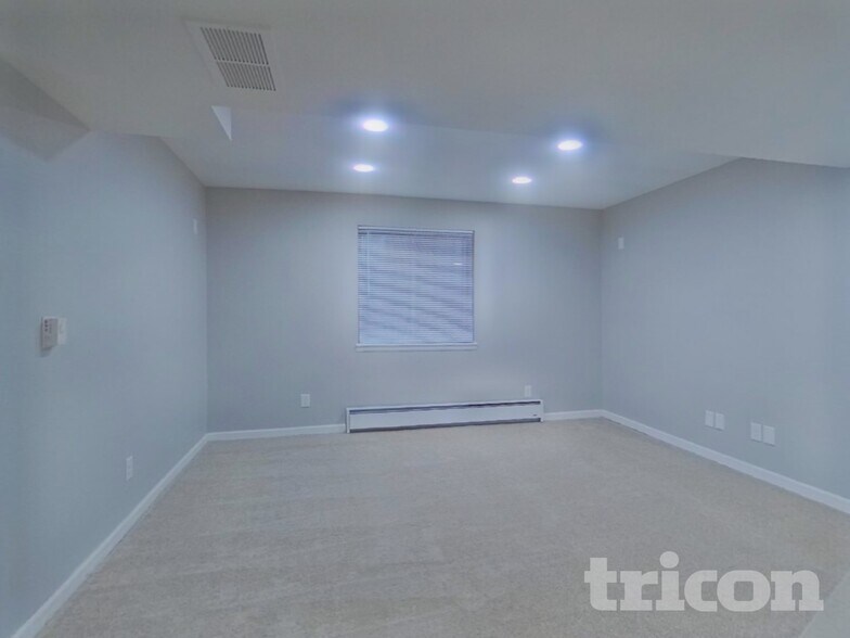 Building Photo - 301 Kingbird Cir