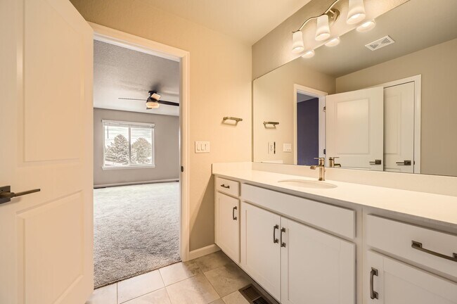 Building Photo - West Longmont Townhome!