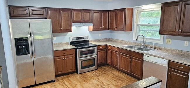 Building Photo - 16525 Dane Ct E