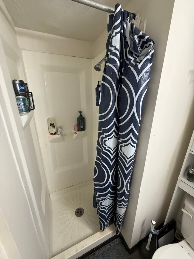 Building Photo - 805 Hicks Dr