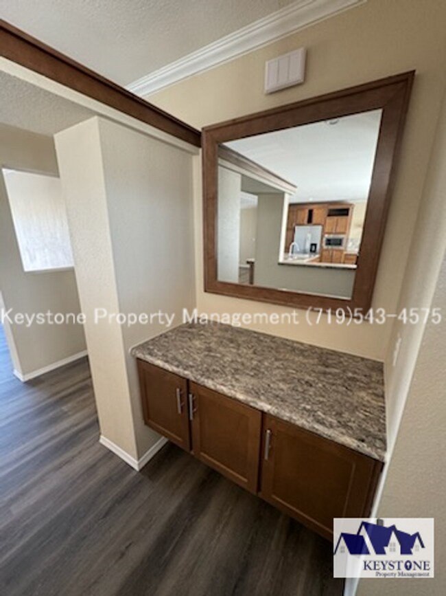 Building Photo - Upscale, Modern 4 Bedroom/2 Bathroom/2 Car...