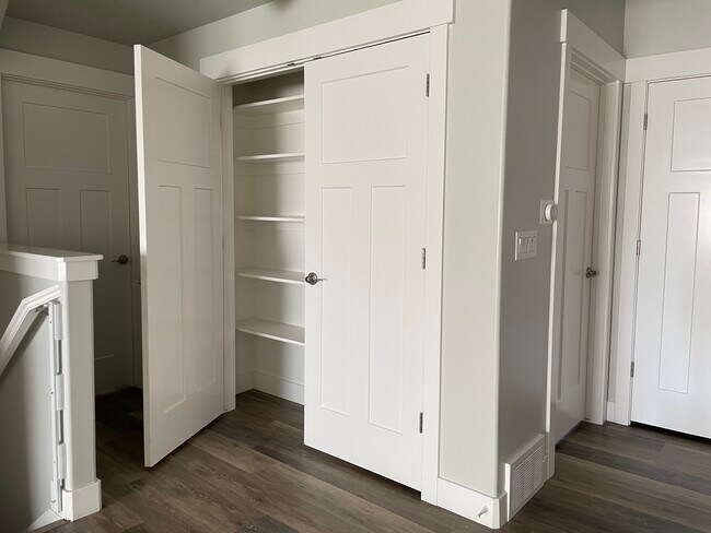 Building Photo - 865 S Aspen Wy