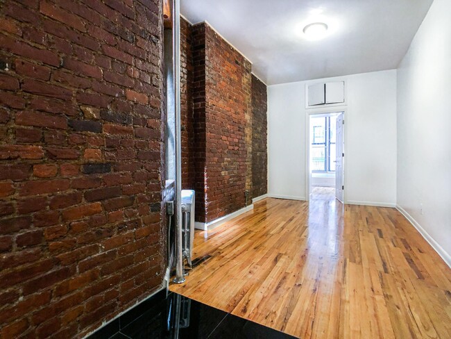 Building Photo - 40 Clinton St