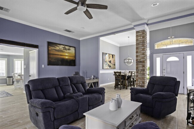 Building Photo - "Spacious 4-Bedroom Home with 3 Full Baths...