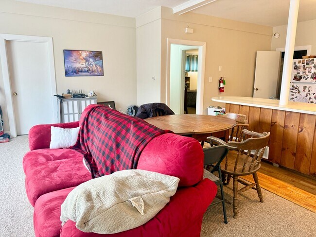 Building Photo - 366 Main St