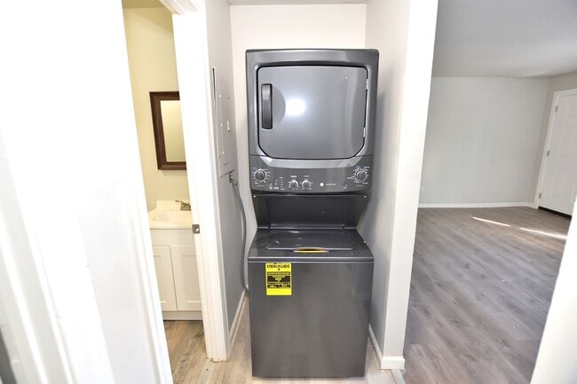 Building Photo - 1607 Charter Dr