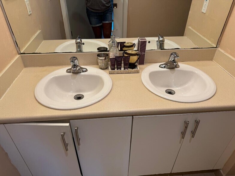 master bath - 8313 Bernwood Cove Loop