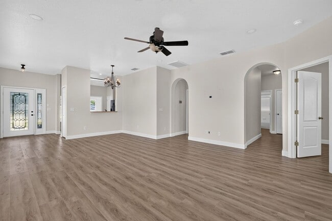Building Photo - 3/2 Home on a Cul-de-Sac with Beautiful Yard!