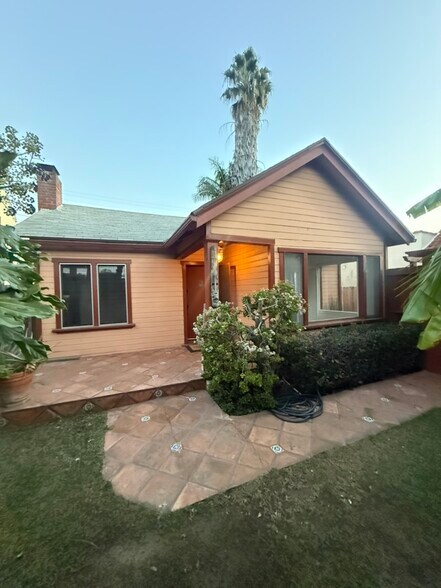 Building Photo - 8921 Rosewood Ave