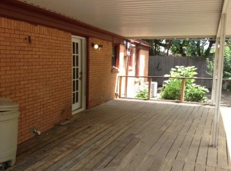 Building Photo - 10911 Visalia Dr