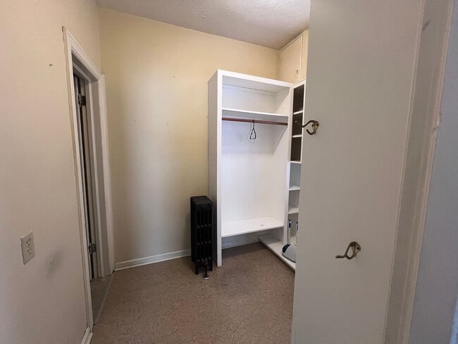 Building Photo - Adorable Two Bedroom Upper in Heritage Hill!