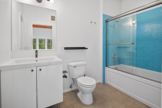 Building Photo - 504 NE Brazee St