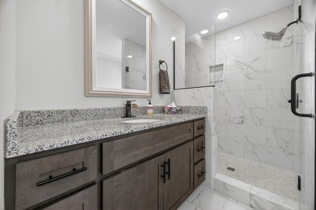 Building Photo - 3019 Cambridge Ct