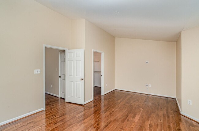 Building Photo - NORTH STAFFORD WELL MAINTAINED TOWNHOME FO...