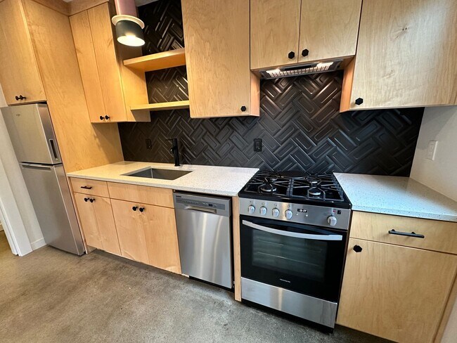 Building Photo - Like-New ADU in NE Portland!