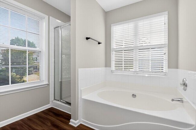 Building Photo - Recently Updated 4BD/2.5BA Home in Melbourne Community of Huntersville!