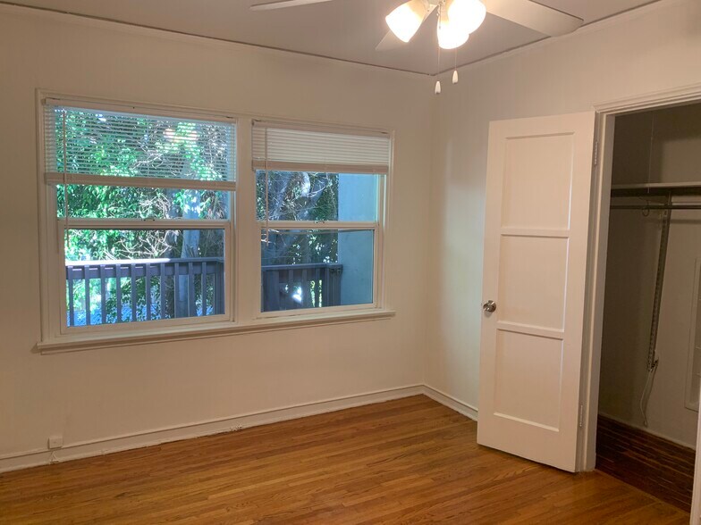 Building Photo - 412 N Doheny Dr