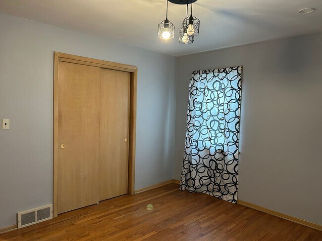 Building Photo - Brick Ranch for Rent in Mayfield HTS walking distance to Golden Gate Plaza