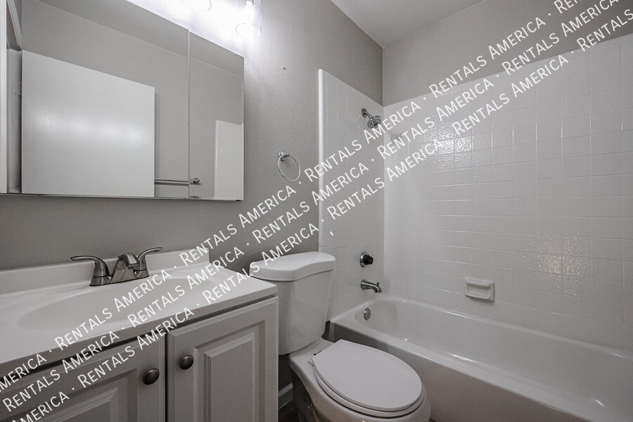 Building Photo - 3333 S Parkside Dr