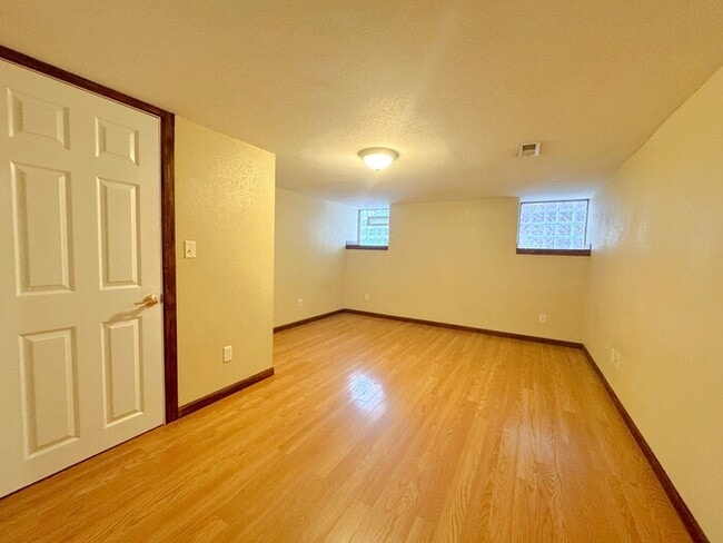 Building Photo - 6 Bedroom on Campus