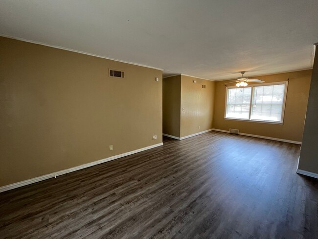 Building Photo - 4 bedroom 2 bath!