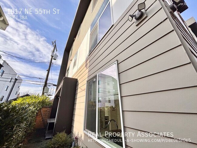 Building Photo - 1017 NE 55th St