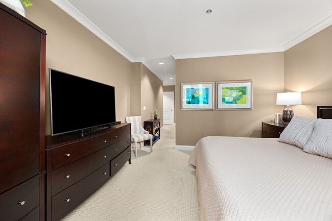 Building Photo - 10 E Delaware Pl