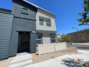 Building Photo - Beautiful Townhome In Henderson