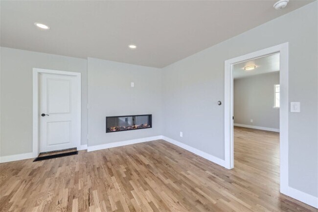 Building Photo - AMAZING LOCATION 2 Bed 2 Bath Home In Downtown Louisiville