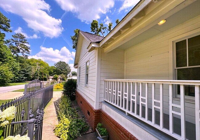 Building Photo - Gorgeous 3 Bedroom Cottage Style Home