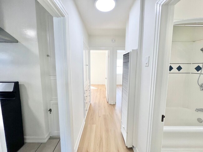 Building Photo - Charming Belmont Shore Bungalow close to 2...