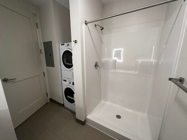 Building Photo - 409 Elm St