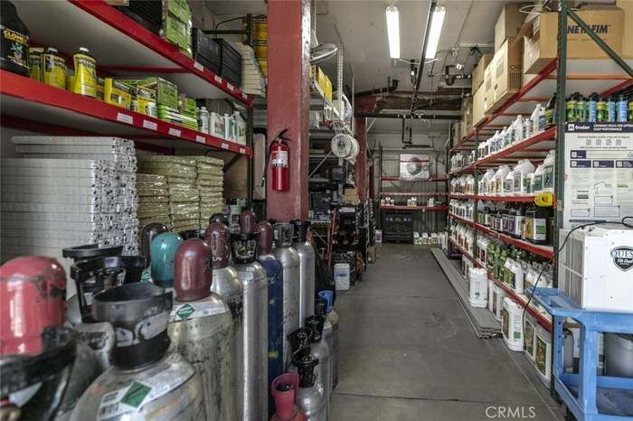 Building Photo - 10615 San Fernando Rd