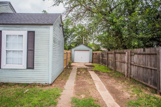 Building Photo - Move-In Ready! Stunning Home with Modern U...