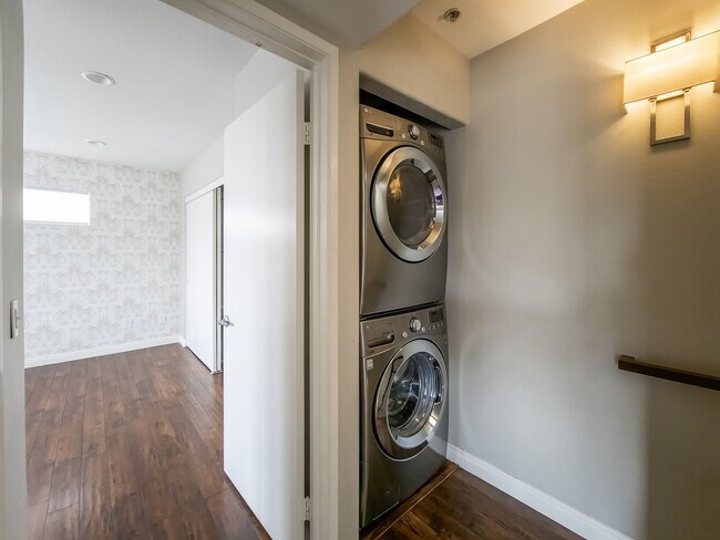 Building Photo - Luxury Living in Toluca Lake!