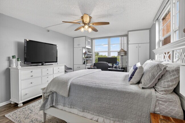 Building Photo - 3001 W Rolling Hills Cir