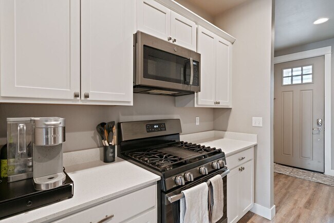 Building Photo - Modern 4-bedroom 3-bathroom Home