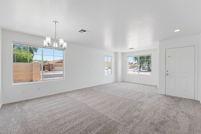 Building Photo - Freshly Updated 4 Bed | New Carpet, New Appliances & Open Layout