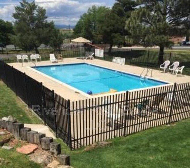 Building Photo - 532 Oakwood Dr