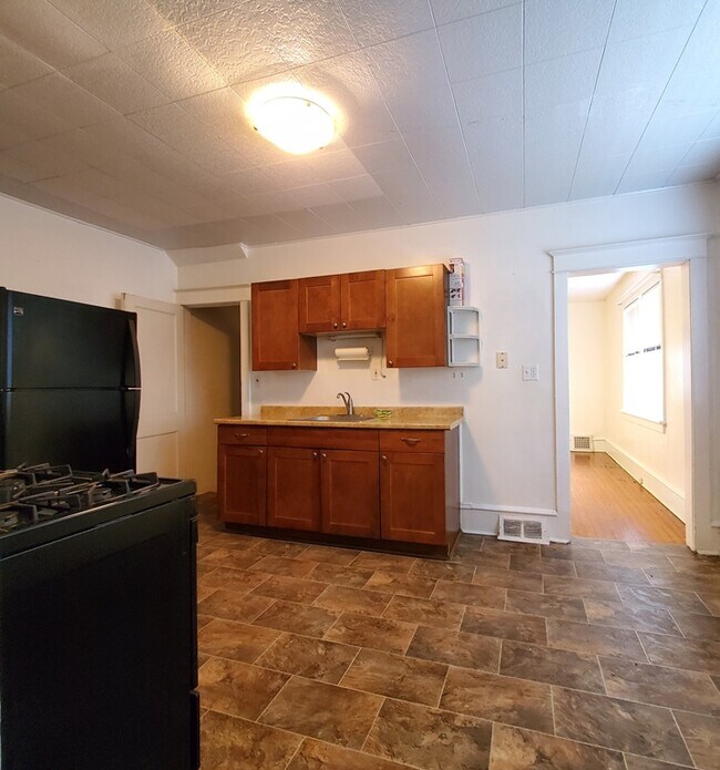 Building Photo - 100 Mary St