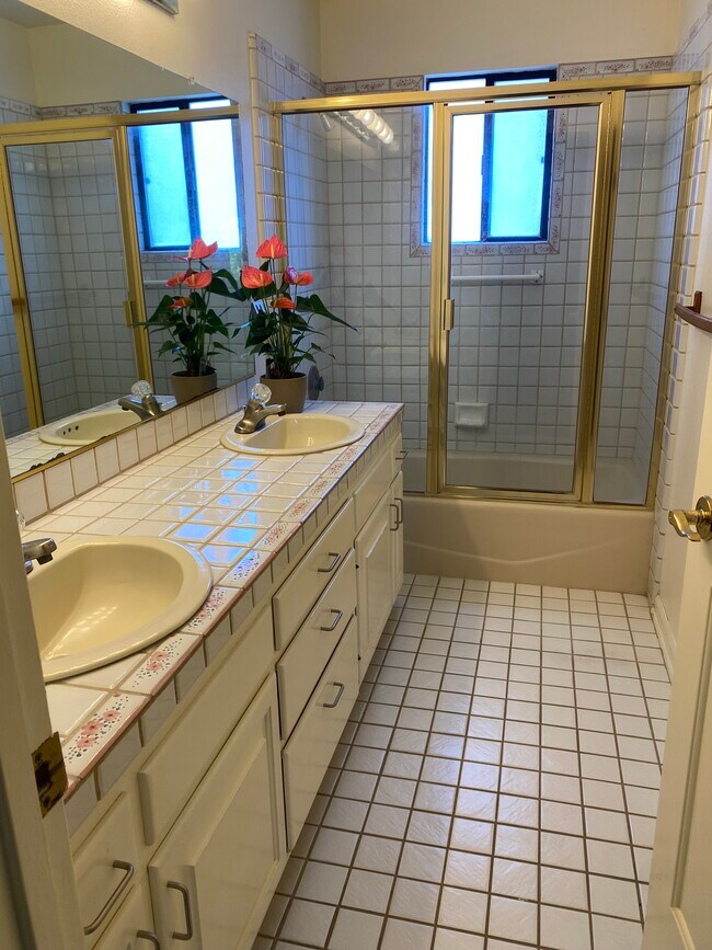 Building Photo - 684 Shamrock Ln