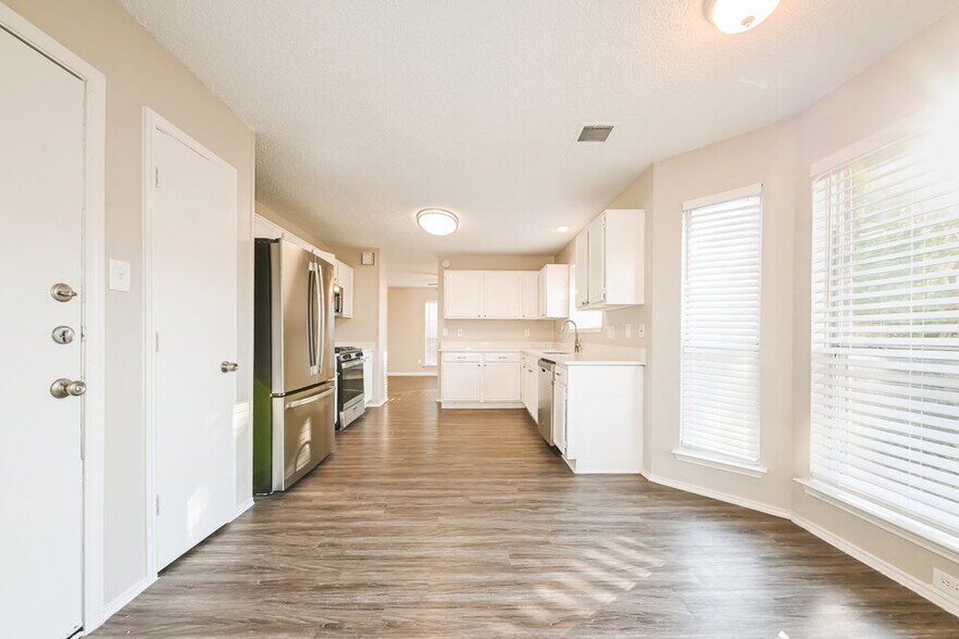Building Photo - 2843 Red Oak Dr