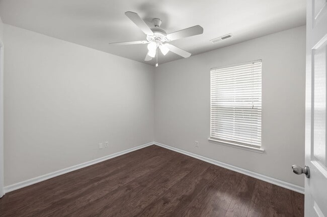 Building Photo - Charming Summerville Rental