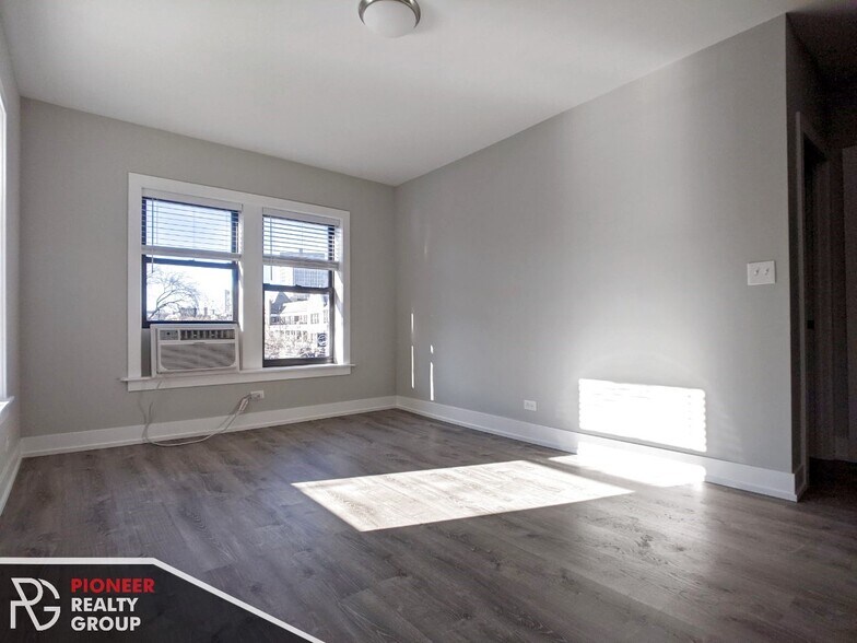 Building Photo - 711 W Brompton Ave