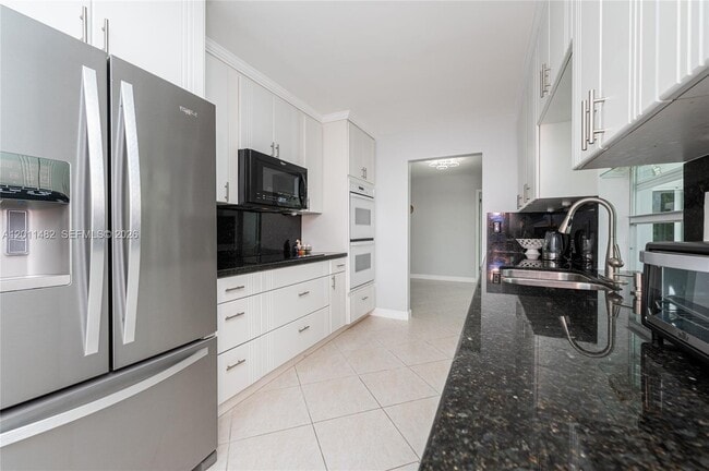 Building Photo - 810 S Rainbow Dr